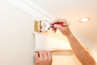 Pose de papier peint à Giuncheto — revêtements muraux et toiles de verre